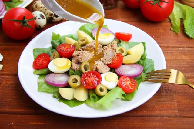 Классический салат Нисуаз с тунцом анчоусами и перепелиными яйцами