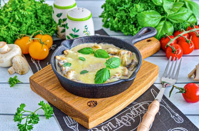 Жульен с грибами на сковороде со сметаной классический